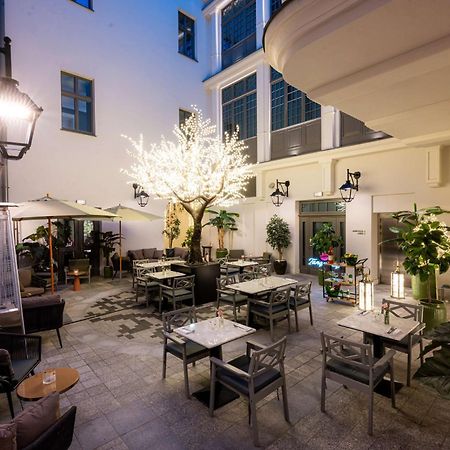 Hotel Saski Krakow Curio Collection By Hilton Exterior photo The courtyard at the hotel