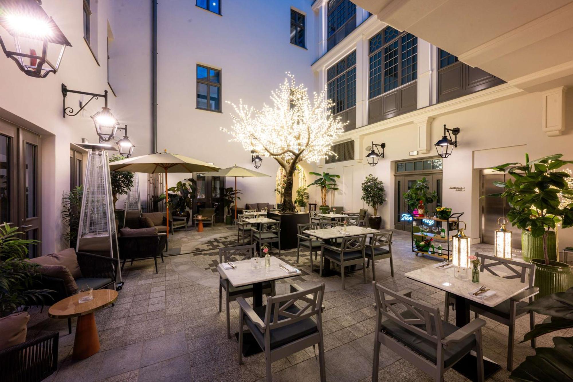 Hotel Saski Krakow Curio Collection By Hilton Exterior photo The courtyard at the hotel