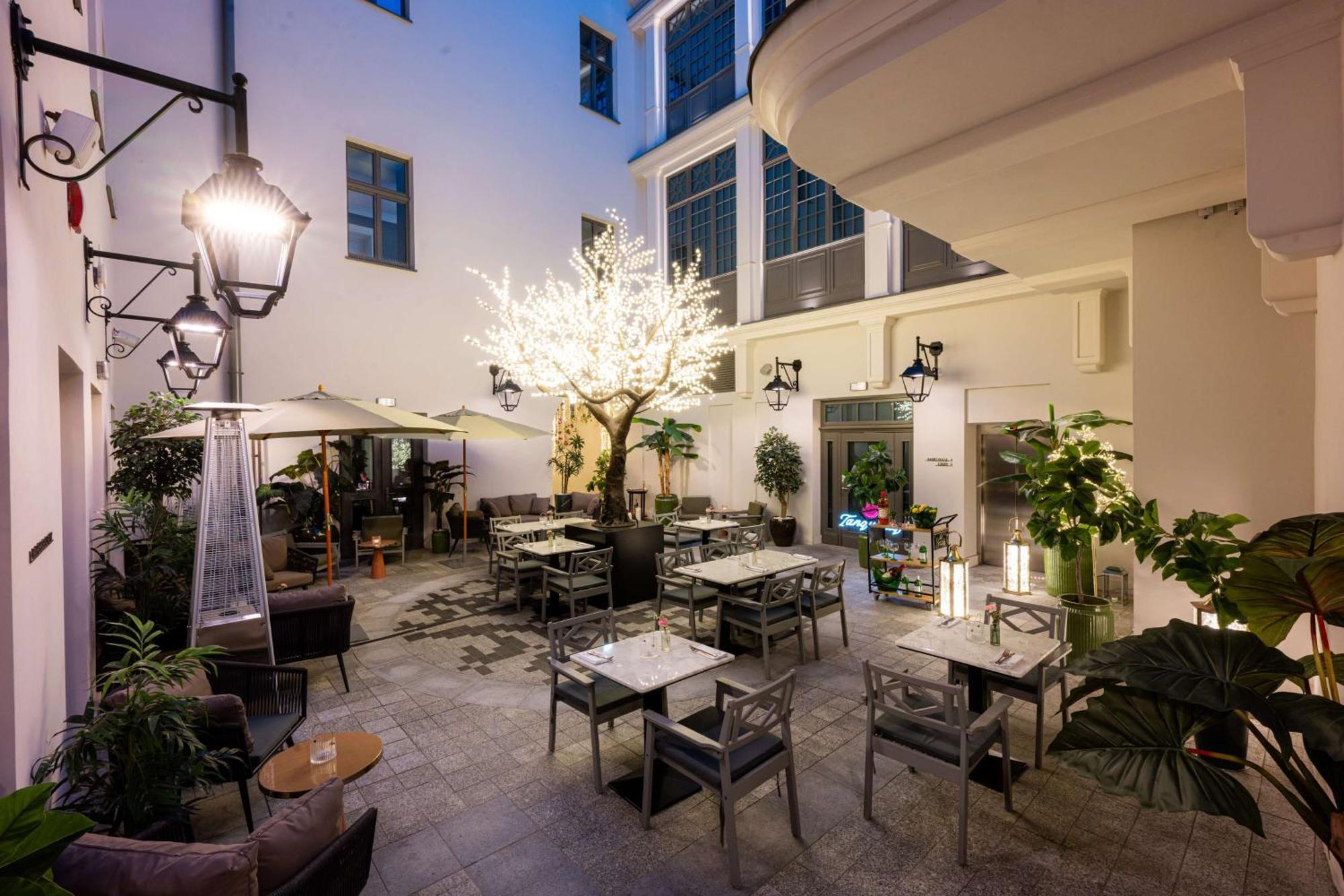Hotel Saski Krakow Curio Collection By Hilton Exterior photo The courtyard at the hotel